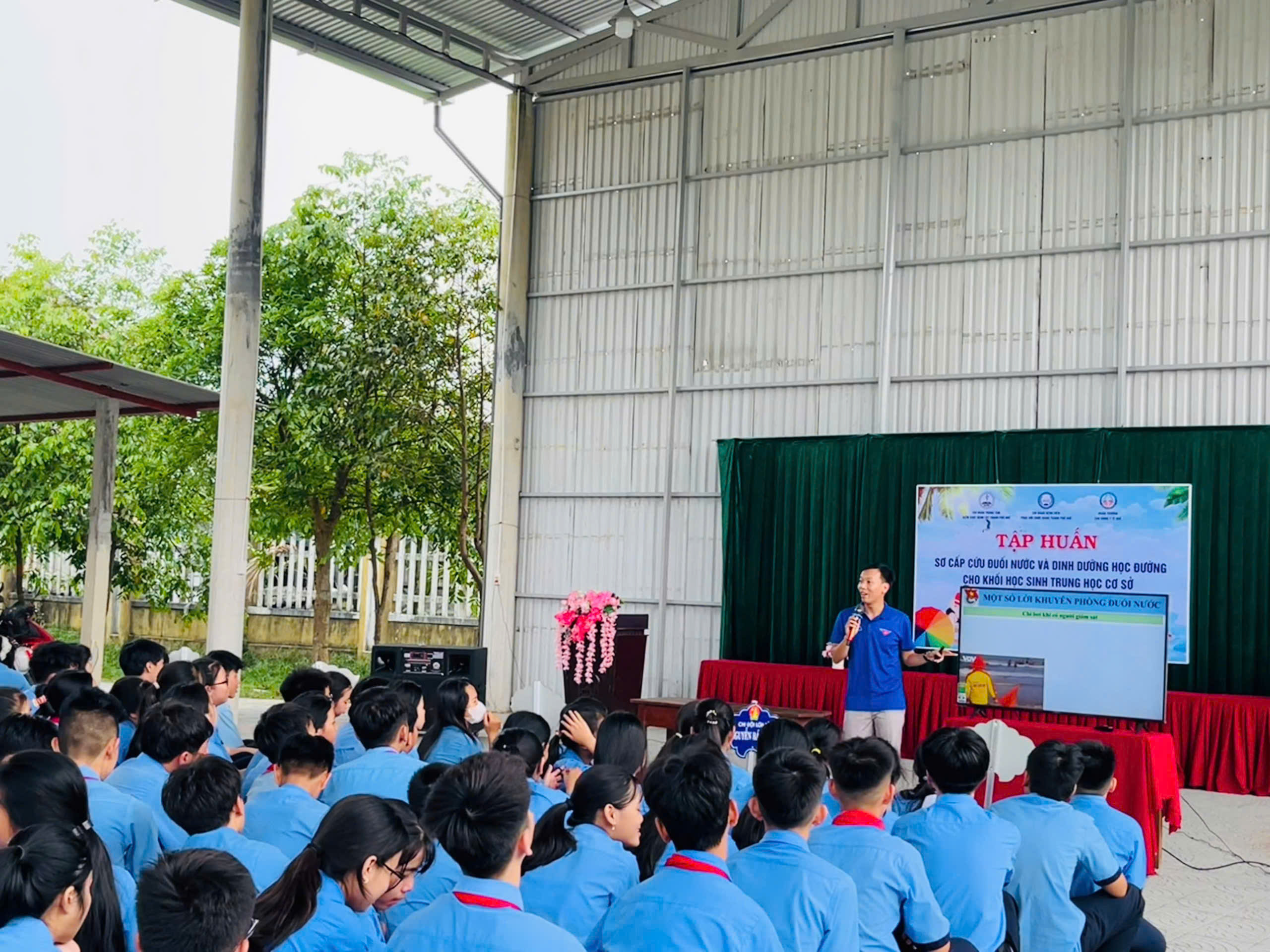 Ths. Nguyễn Văn Mỹ - Bí thư Chi đoàn TTKSBT hướng dẫn tại lớp tập huấn