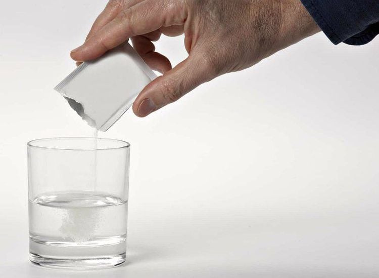 Sử dụng oresol để bù nước cho trẻ