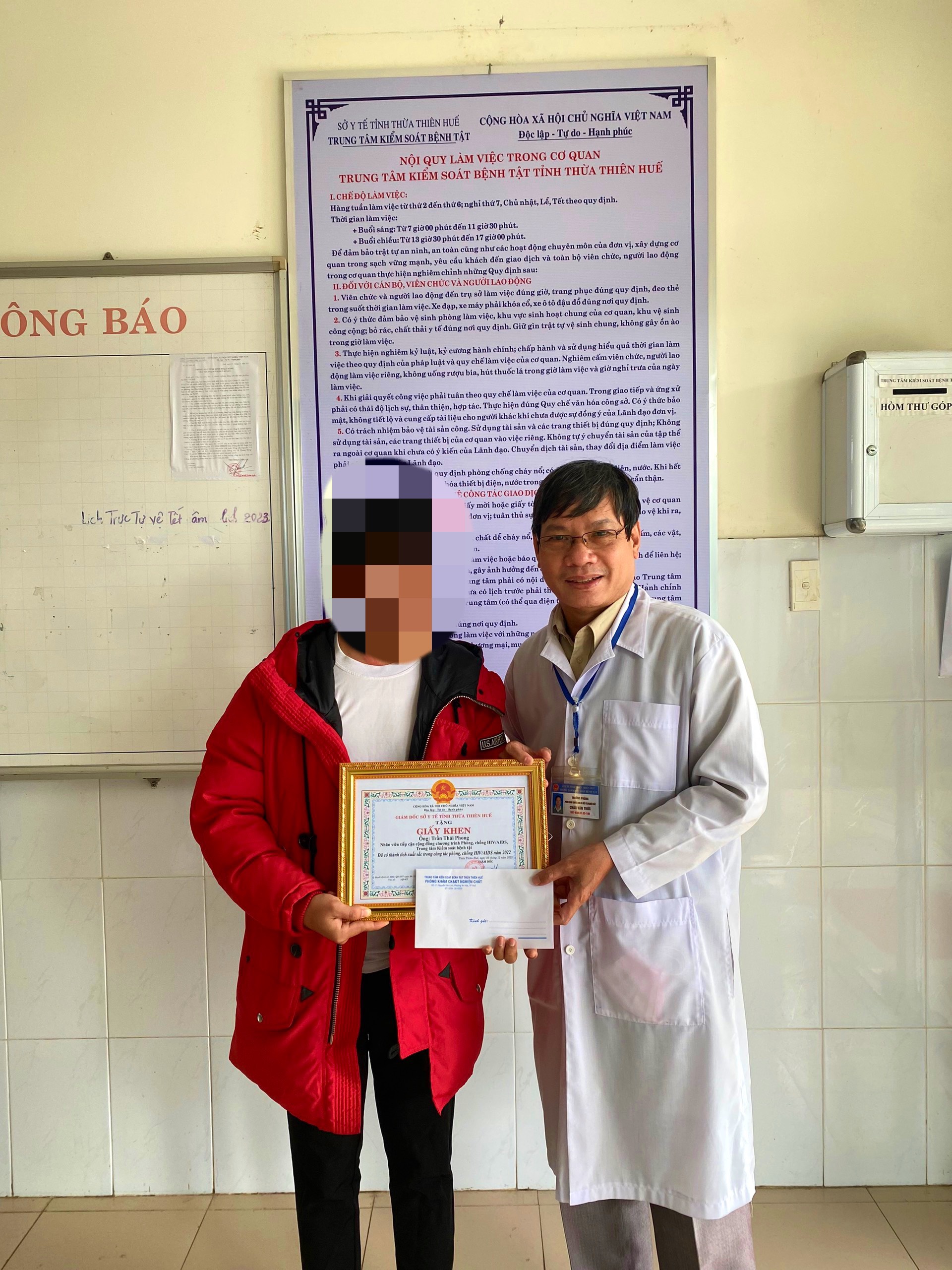 NVTCCĐ nhận giấy khen của Sở Y tế