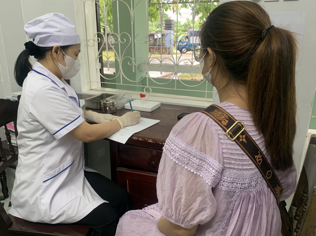 Cán bộ Trạm Y tế thực hiện tư vấn và lẫy máu XN HIV cho phụ nữ mang thai