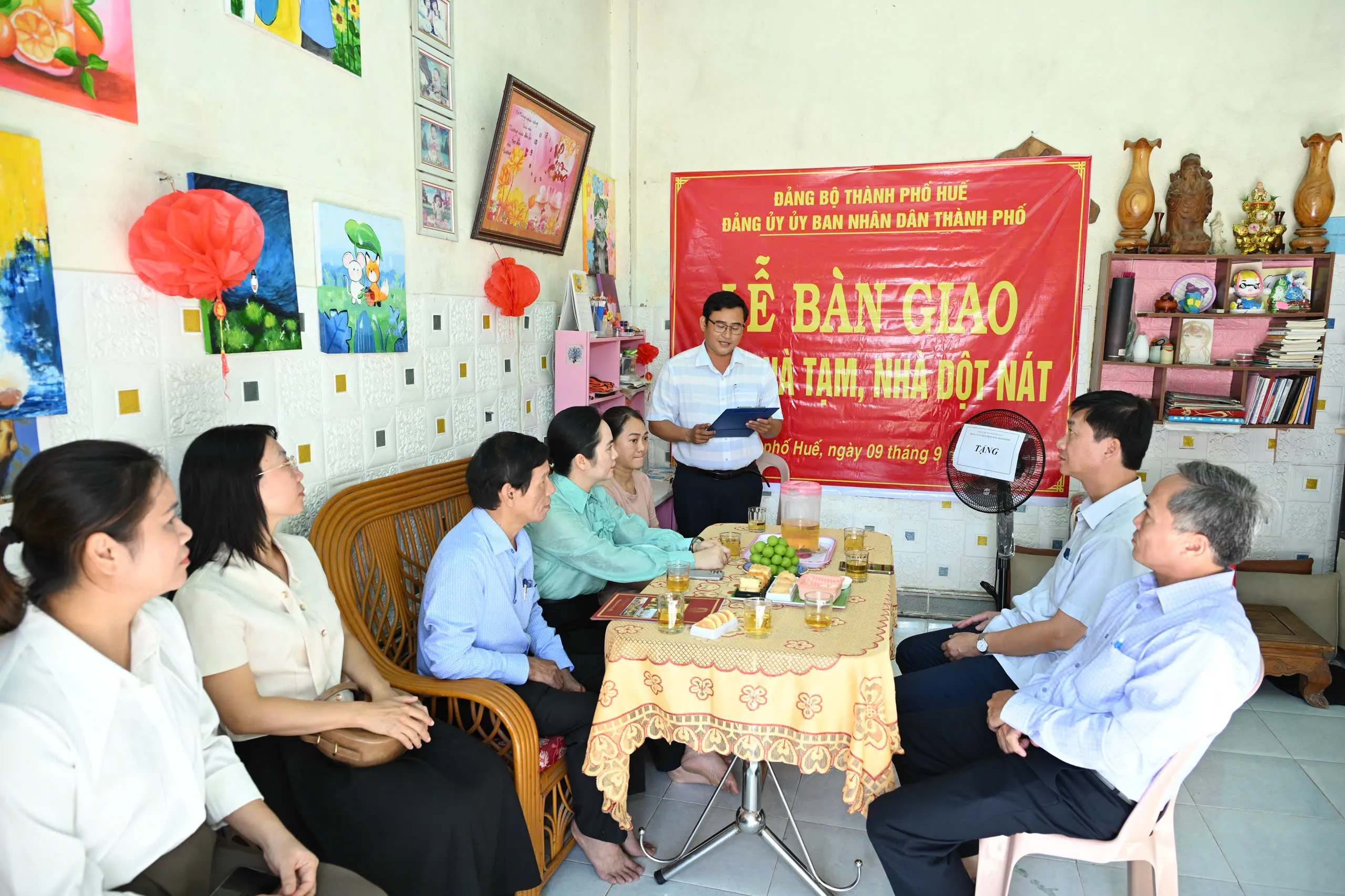 Bàn giao nhà hỗ trợ cán bộ, viên chức có hoàn cảnh đặc biệt khó khăn