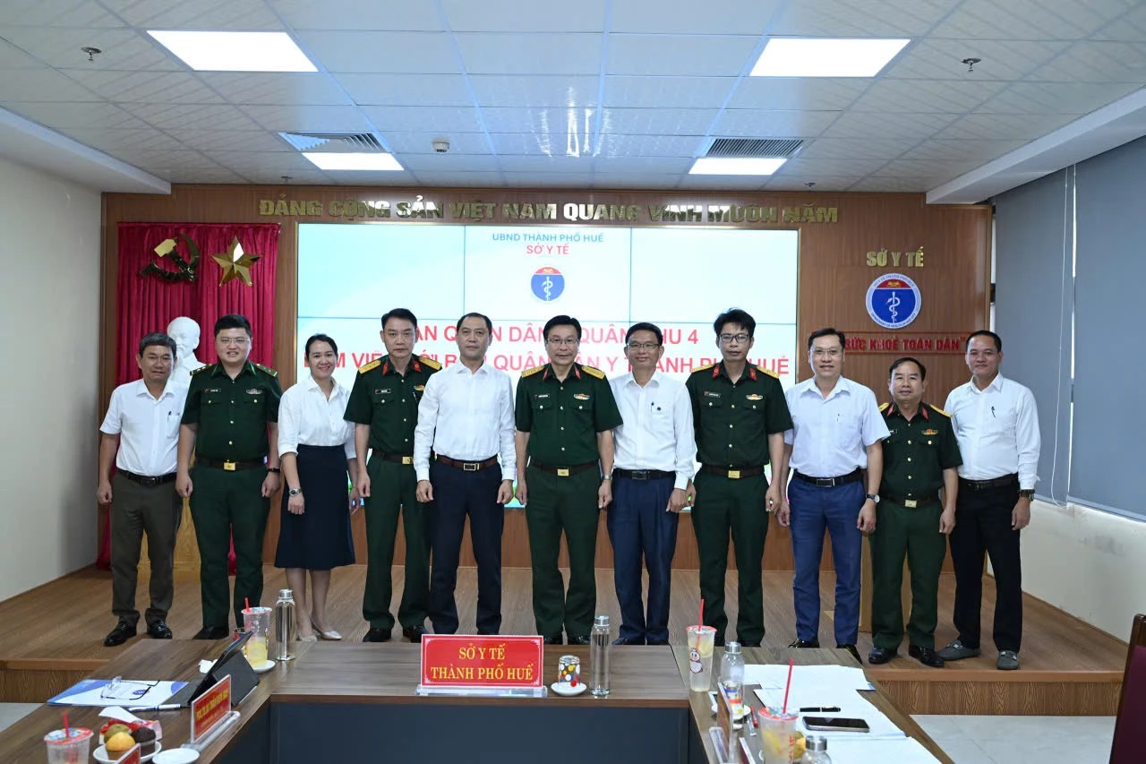 Ban Quân dân Y Quân khu 4 làm việc với Ban Quân dân Y thành phố Huế về hoạt động Quân dân Y kết hợp và khảo sát tình hình y tế địa phương năm 2026.