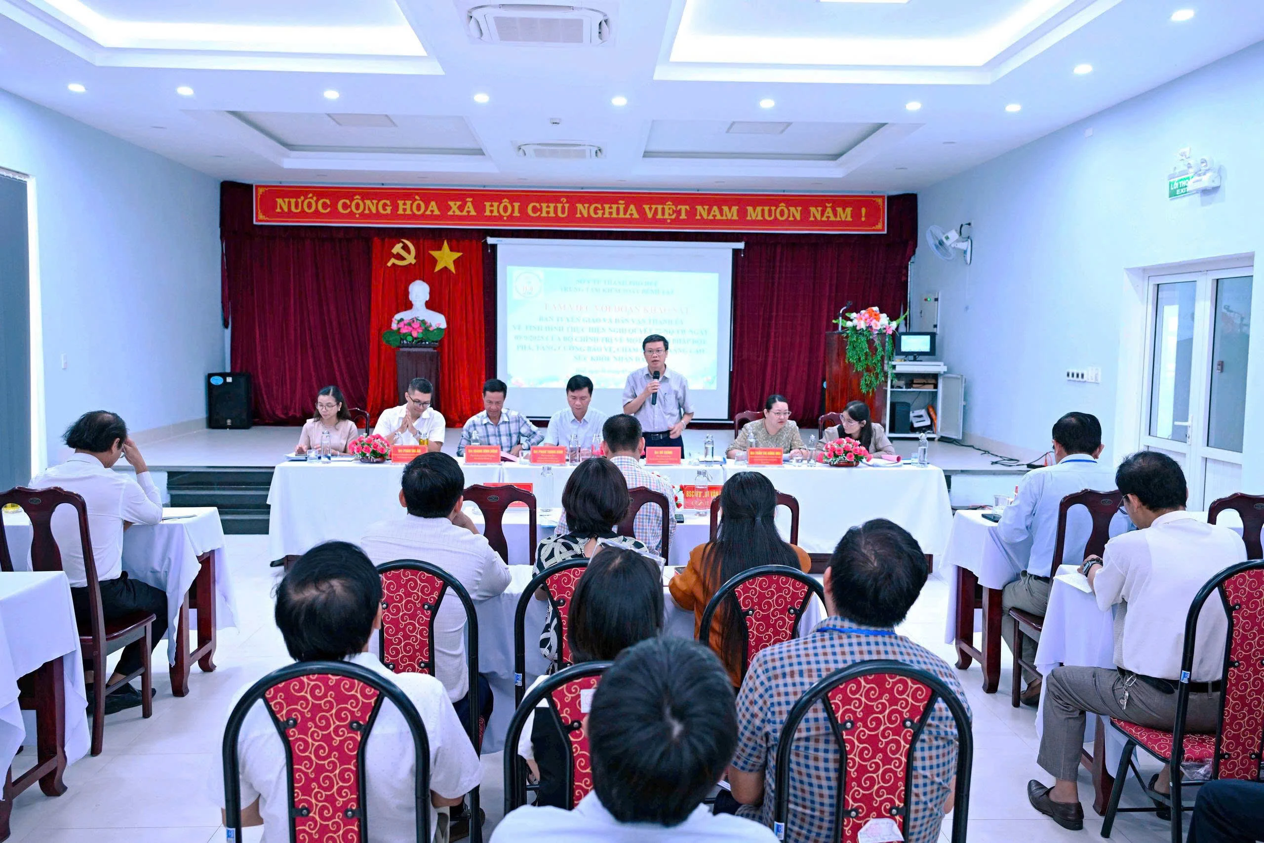 Ban Tuyên Giáo và Dân vận Thành ủy Huế làm việc với Trung tâm Kiểm soát bệnh tật về Khảo sát tình hình thực hiện nghị quyết 72 –NQ/TW của Bộ chính trị.