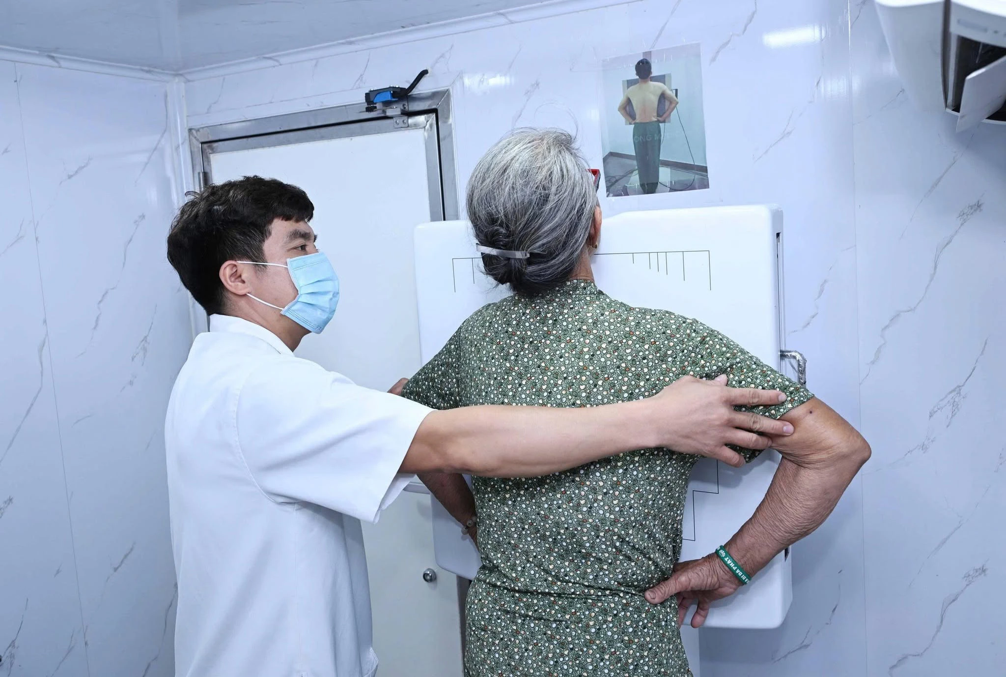 Bệnh viện Phổi: khám sàng lọc bệnh hô hấp miễn phí cho 800 người dân tại phường Phong Quảng