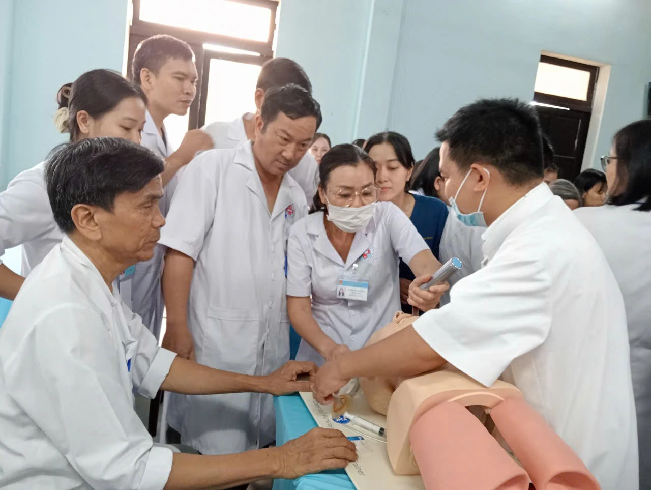 Bệnh viện Trung ương Huế tổ chức tập huấn hồi sức tim phổi cho cán bộ y tế TTYT Hương Trà