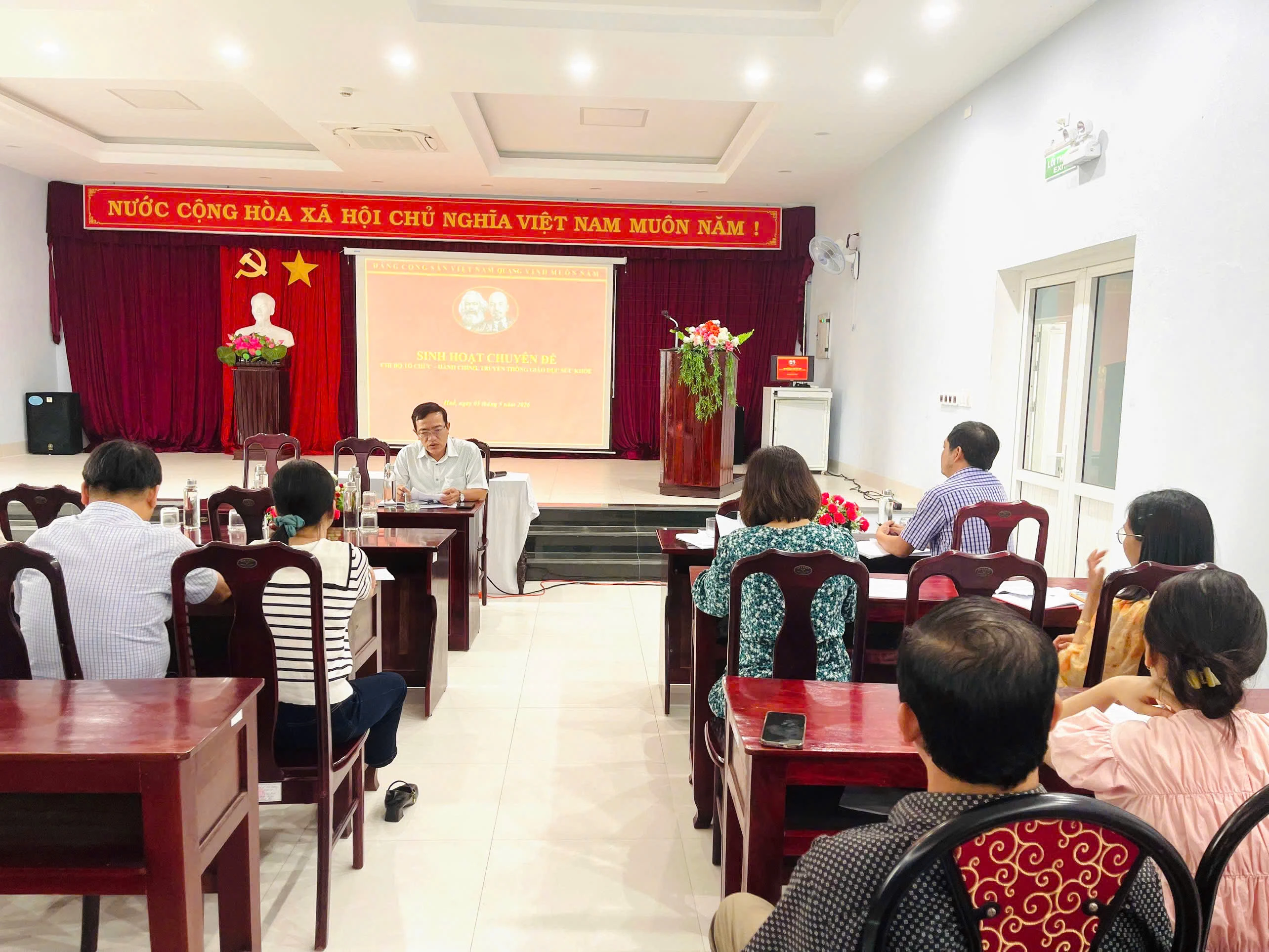 Chi bộ Tổ chức - Hành chính, Truyền thông GDSK tổ chức sinh hoạt chuyên đề "Xây dựng khung KPI" trong đơn vị.