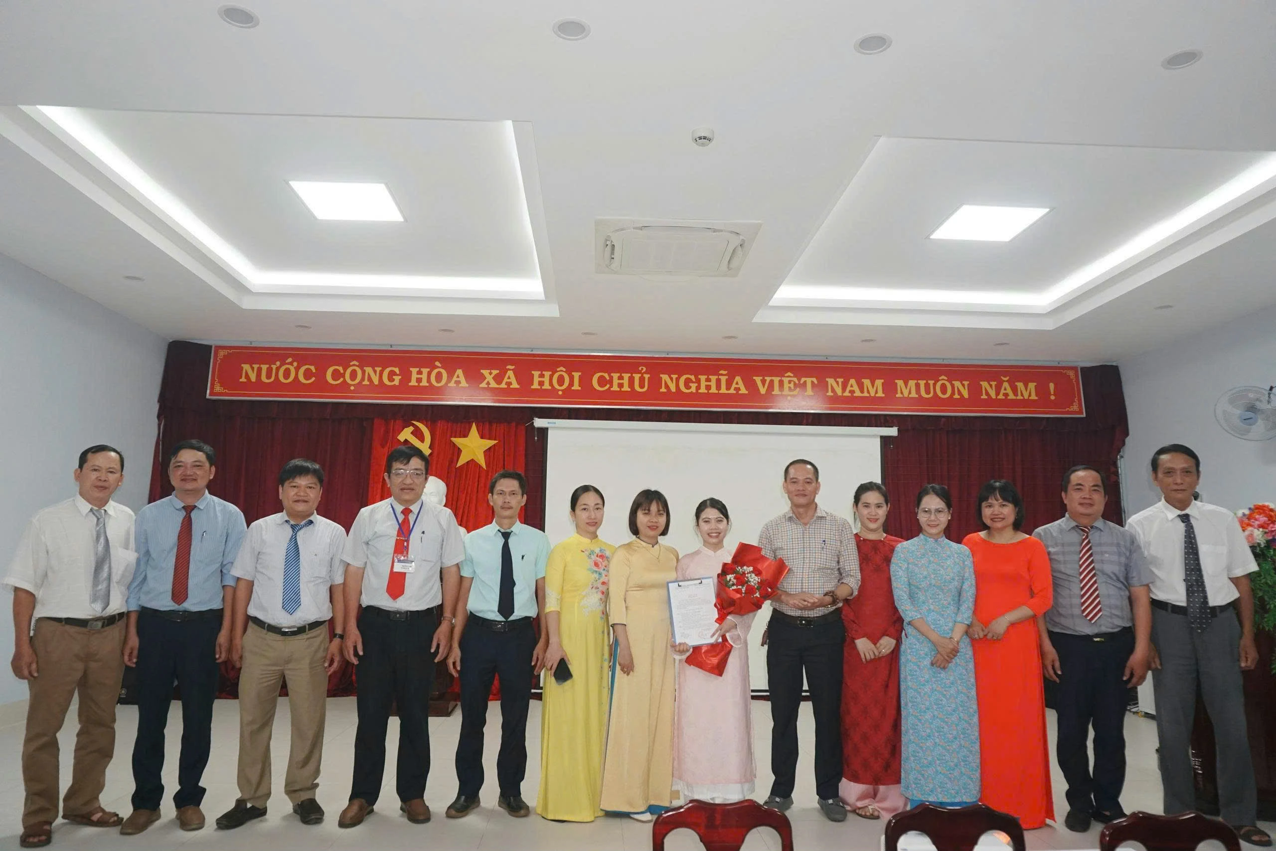 Chi bộ Tổ chức Hành chính - Truyền thông giáo dục sức khỏe tổ chức Lễ kết nạp đảng viên mới.