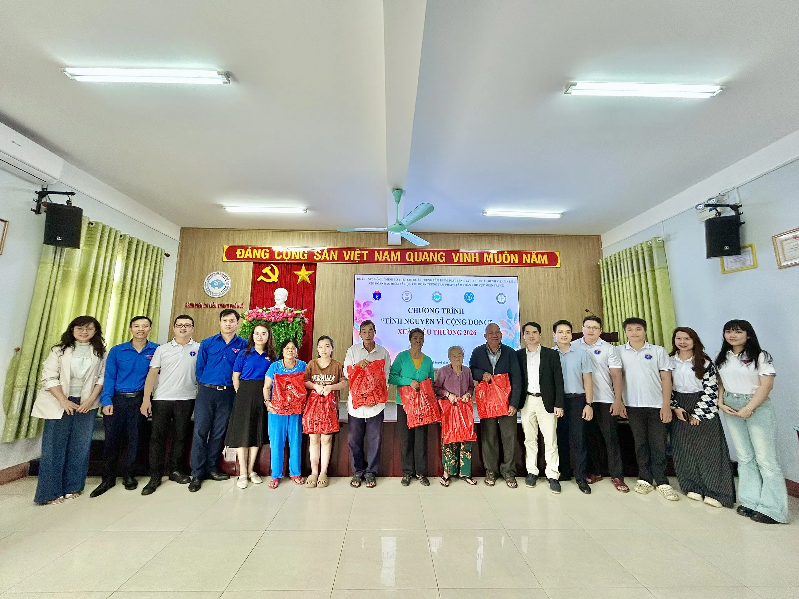 Chi đoàn CDC Huế tổ chức Chương trình “Tình nguyện vì cộng đồng” dành cho bệnh nhân nghèo tại Huế dịp Tết 2026