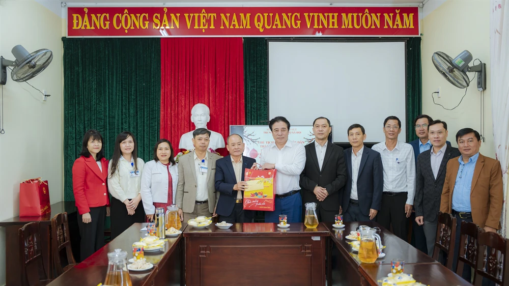 Chủ tịch UBND thành phố Nguyễn Khắc Toàn thăm, chúc Tết Trung tâm Bảo trợ xã hội thành phố Huế