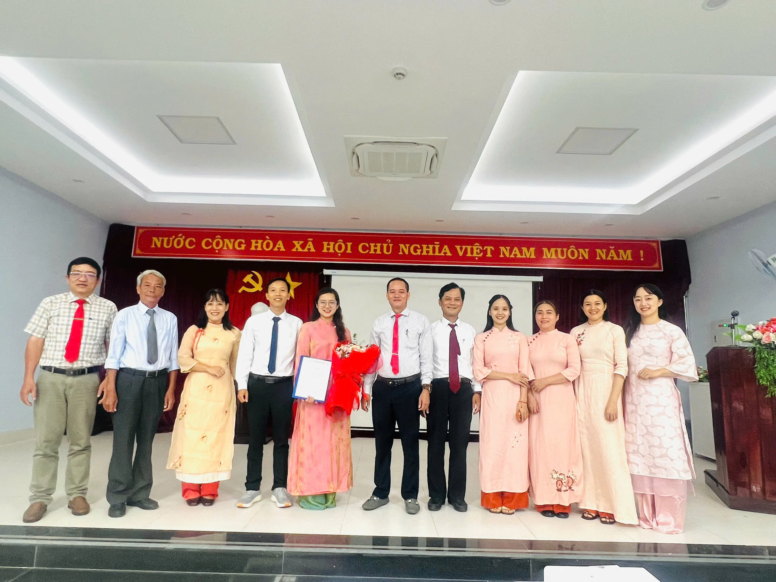 ĐẢNG BỘ BỘ PHẬN TRUNG TÂM KIỂM SOÁT BỆNH TẬT: LỄ KẾT NẠP ĐẢNG VIÊN TẠI CHI BỘ PHÒNG, CHỐNG HIV/AIDS