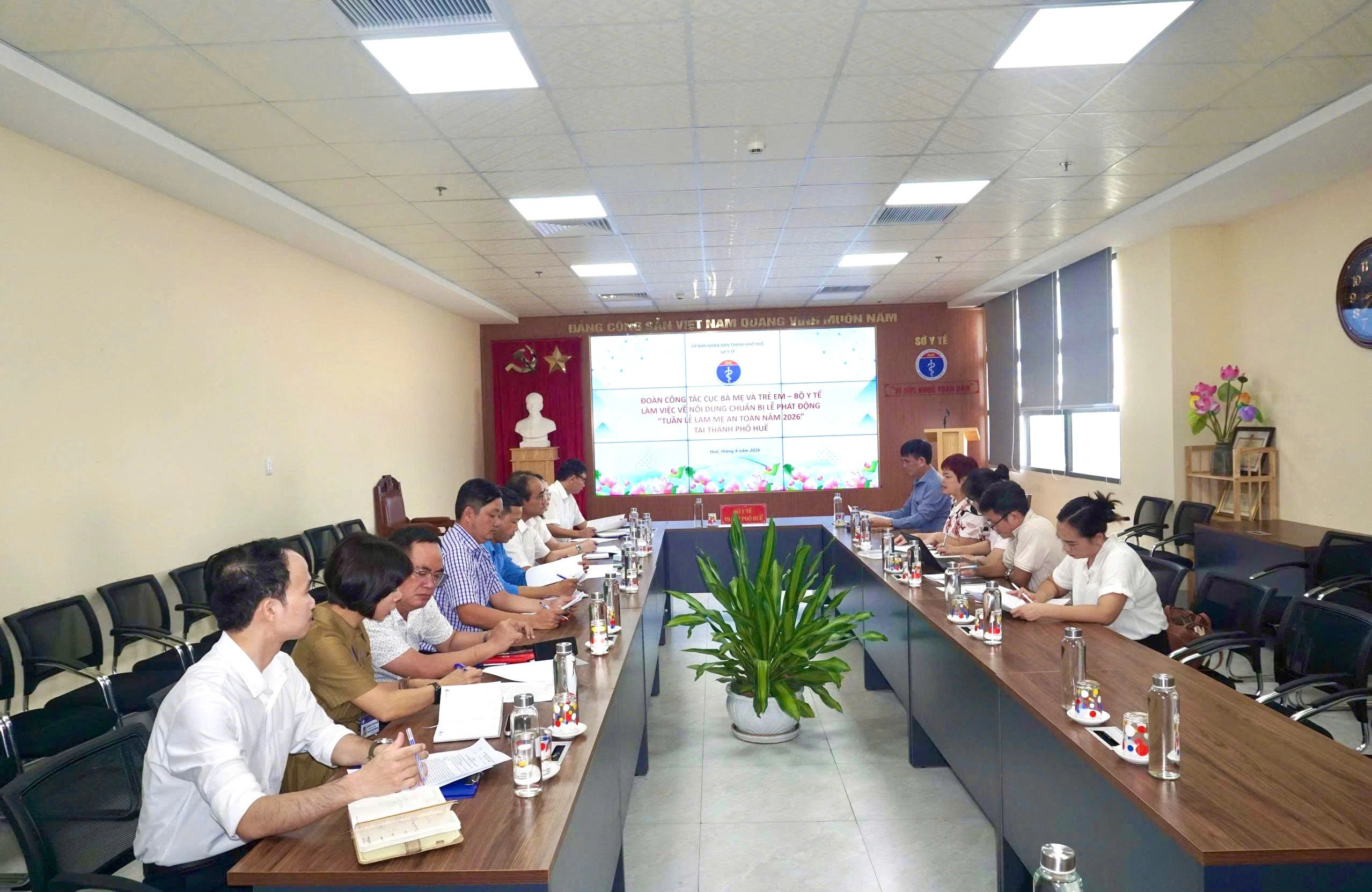 Đoàn công tác Cục Bà mẹ và Trẻ em - Bộ Y tế làm việc về chuẩn bị Lễ phát động “Tuần lễ Làm mẹ an toàn năm 2026” tại thành phố Huế.