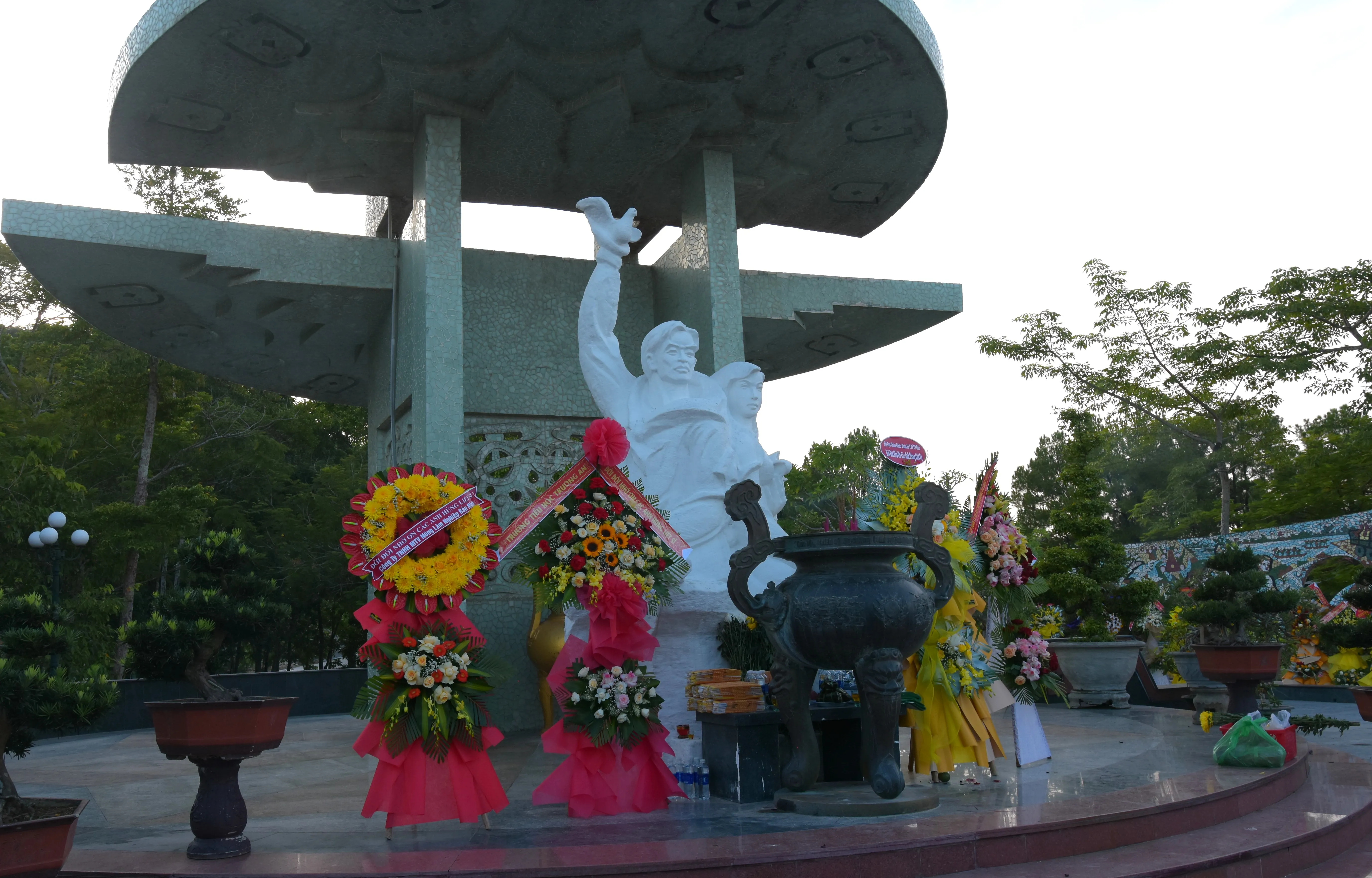 Đoàn TNCS Hồ Chí Minh và Hội CCB Sở Y tế dâng hương tri ân, tưởng niệm Ngày Thương binh, Liệt sĩ tại Nghĩa trang Liệt sĩ thành phố Huế.