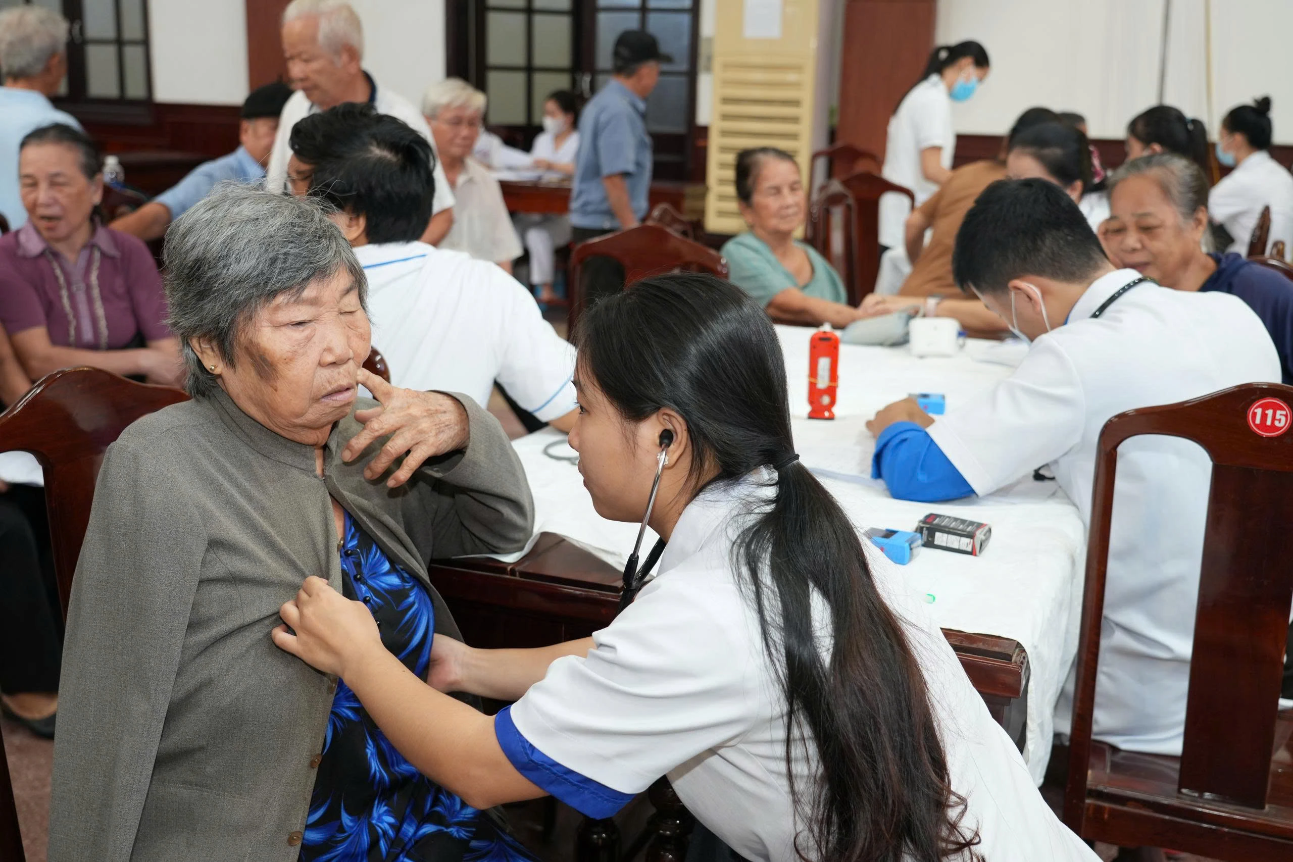 Hơn 200 người có công ở phường Hương Trà được khám sức khỏe, cấp phát thuốc miễn phí