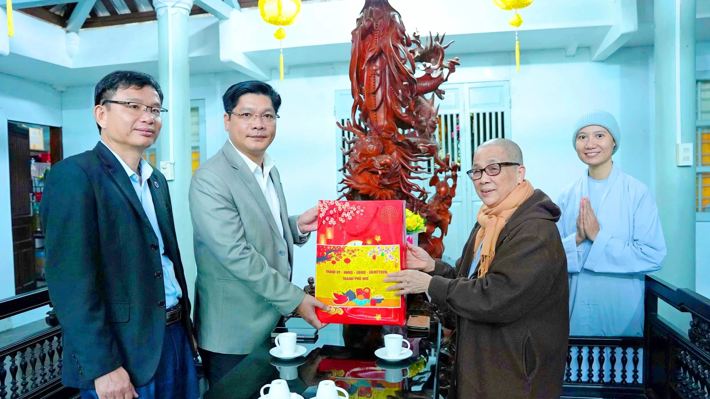 Lãnh đạo thành phố Huế và Sở Y tế thăm, tặng quà Tết tại các cơ sở bảo trợ trẻ em nhân dịp Xuân Bính Ngọ 2026