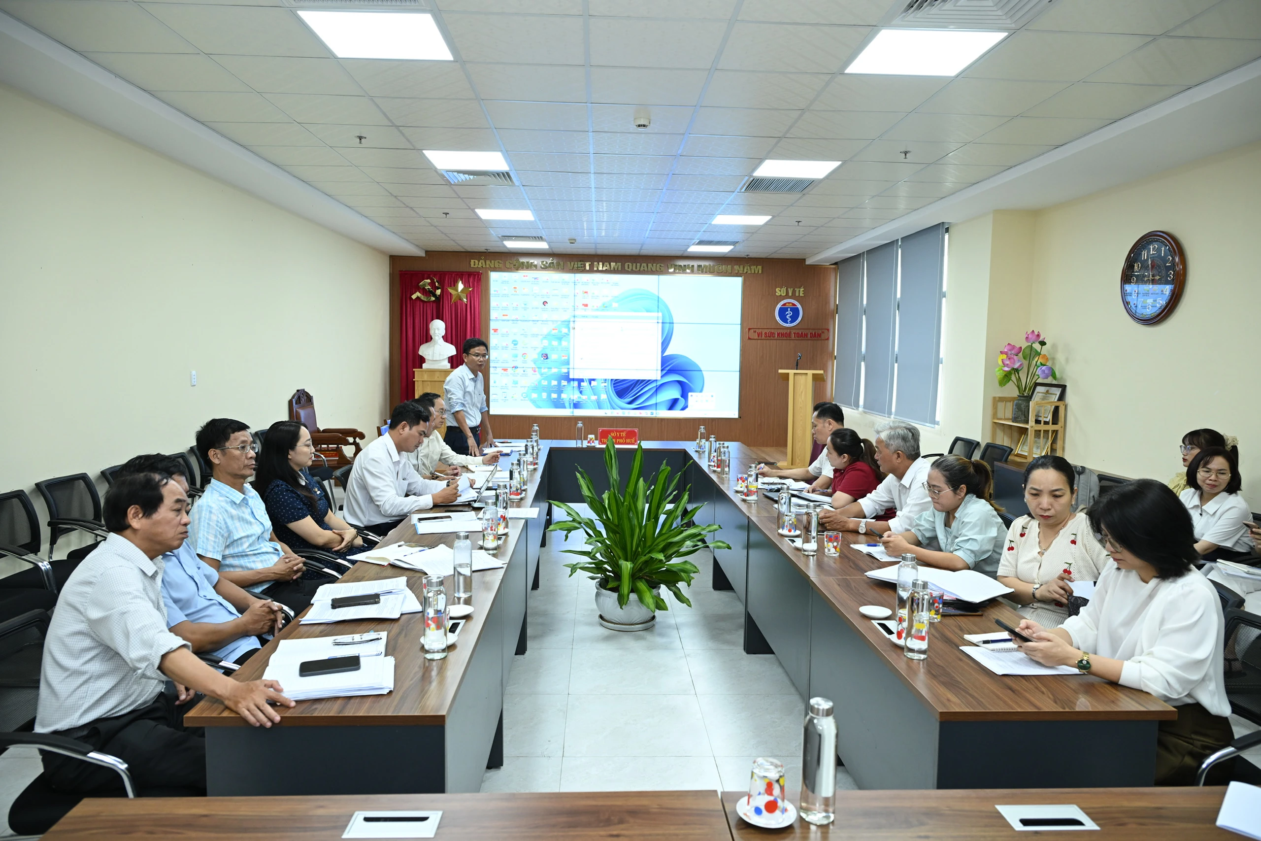 Sở Y tế Huế họp đánh giá Triển khai Chiến dịch 90 ngày làm sạch, làm giàu, chuẩn hóa dữ liệu của 12 cơ sở dữ liệu chuyên ngành y tế và Chiến dịch 100 ngày thiết lập, cập nhật Sổ sức khỏe điện tử trên ứng dụng VNeID
