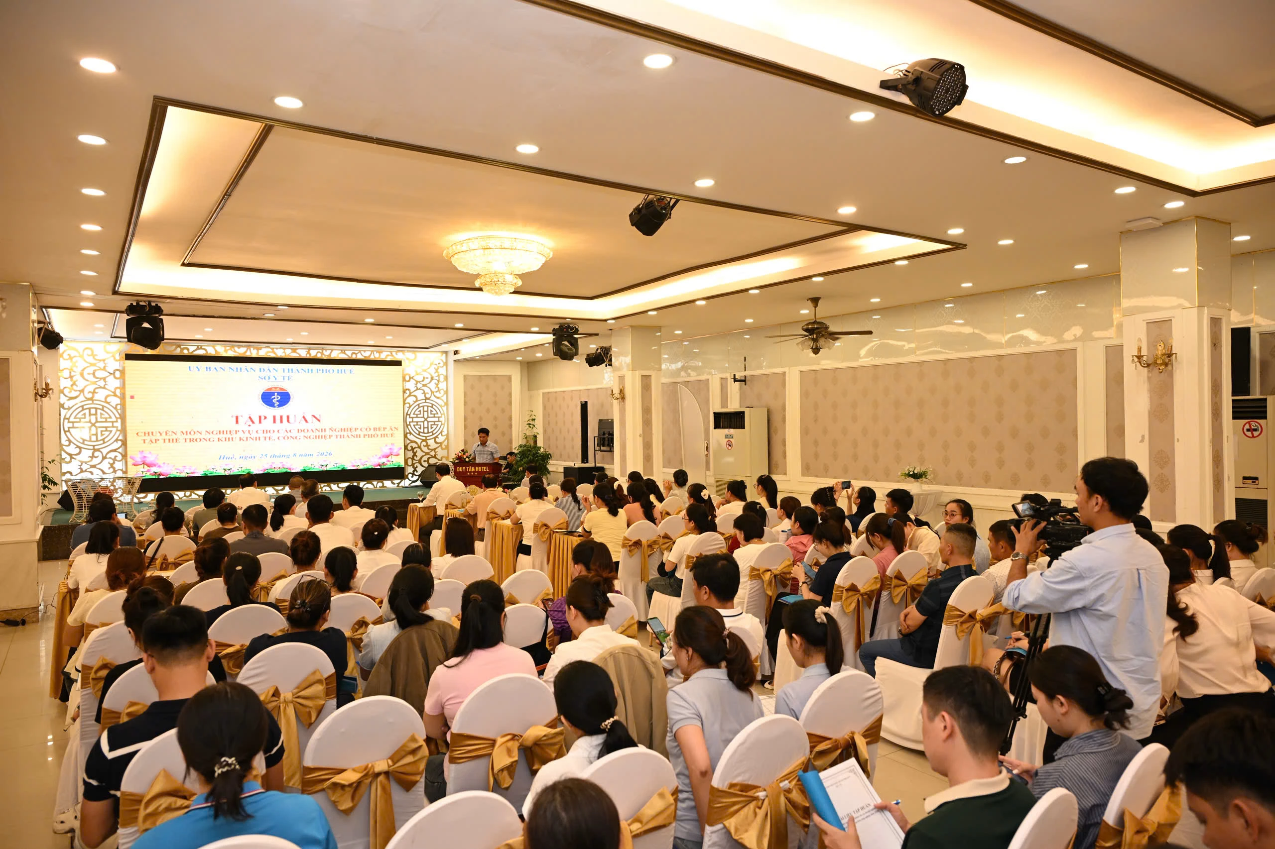 Sở Y tế thành phố Huế tập huấn an toàn thực phẩm cho các bếp ăn tập thể trong khu kinh tế, khu công nghiệp
