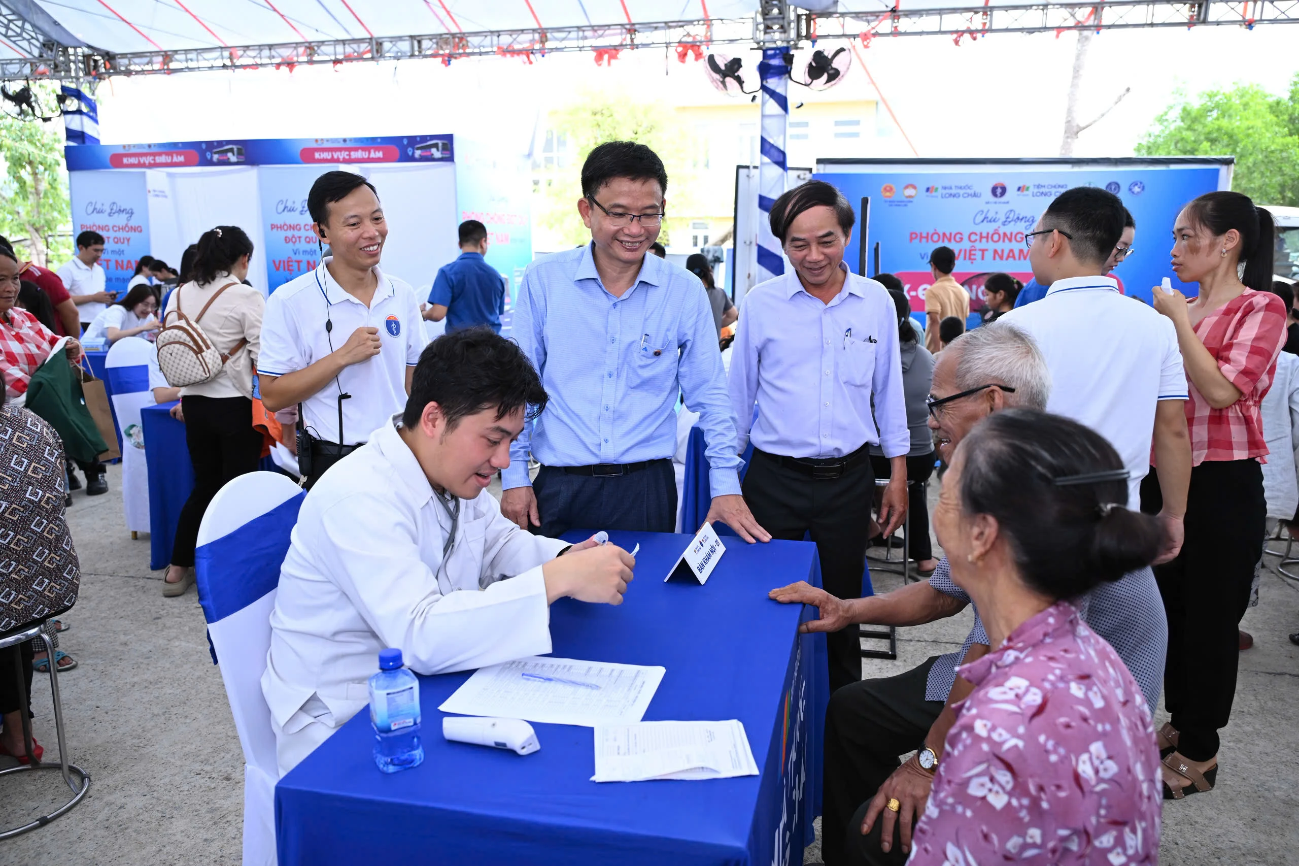 Sở Y tế thành phố Huế tổ chức khám bệnh và cấp thuốc miễn phí cho người có công, người có hoàn cảnh khó khăn tại xã Vinh Lộc