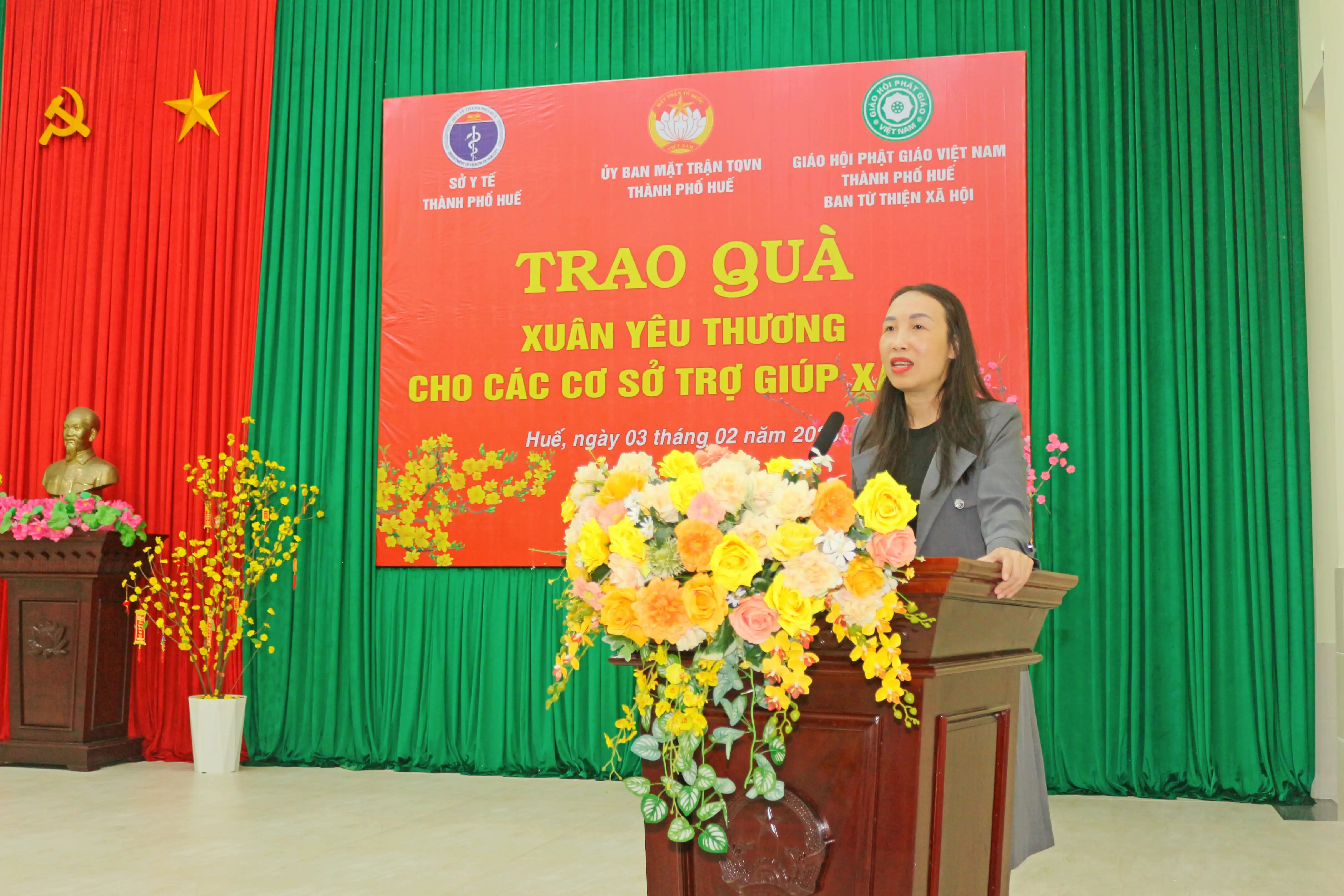 Sở Y tế TP. Huế trao quà “Xuân Yêu thương” cho các cơ sở nuôi dưỡng tập trung