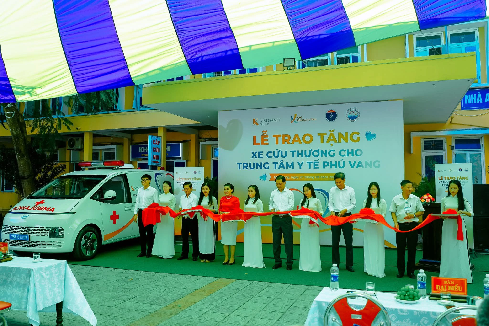 Tập đoàn Kim Oanh Group trao tặng xe cứu thương cho Trung tâm Y tế Phú Vang