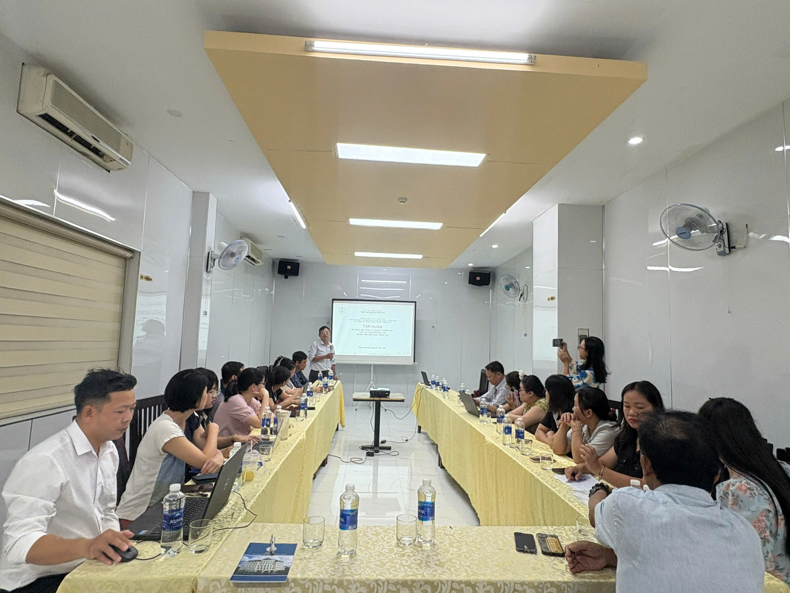 Tập huấn áp dụng Bộ công cụ Quản lý nhân lực cho các khoa, phòng thuộc Trung tâm Kiểm soát bệnh tật thành phố Huế