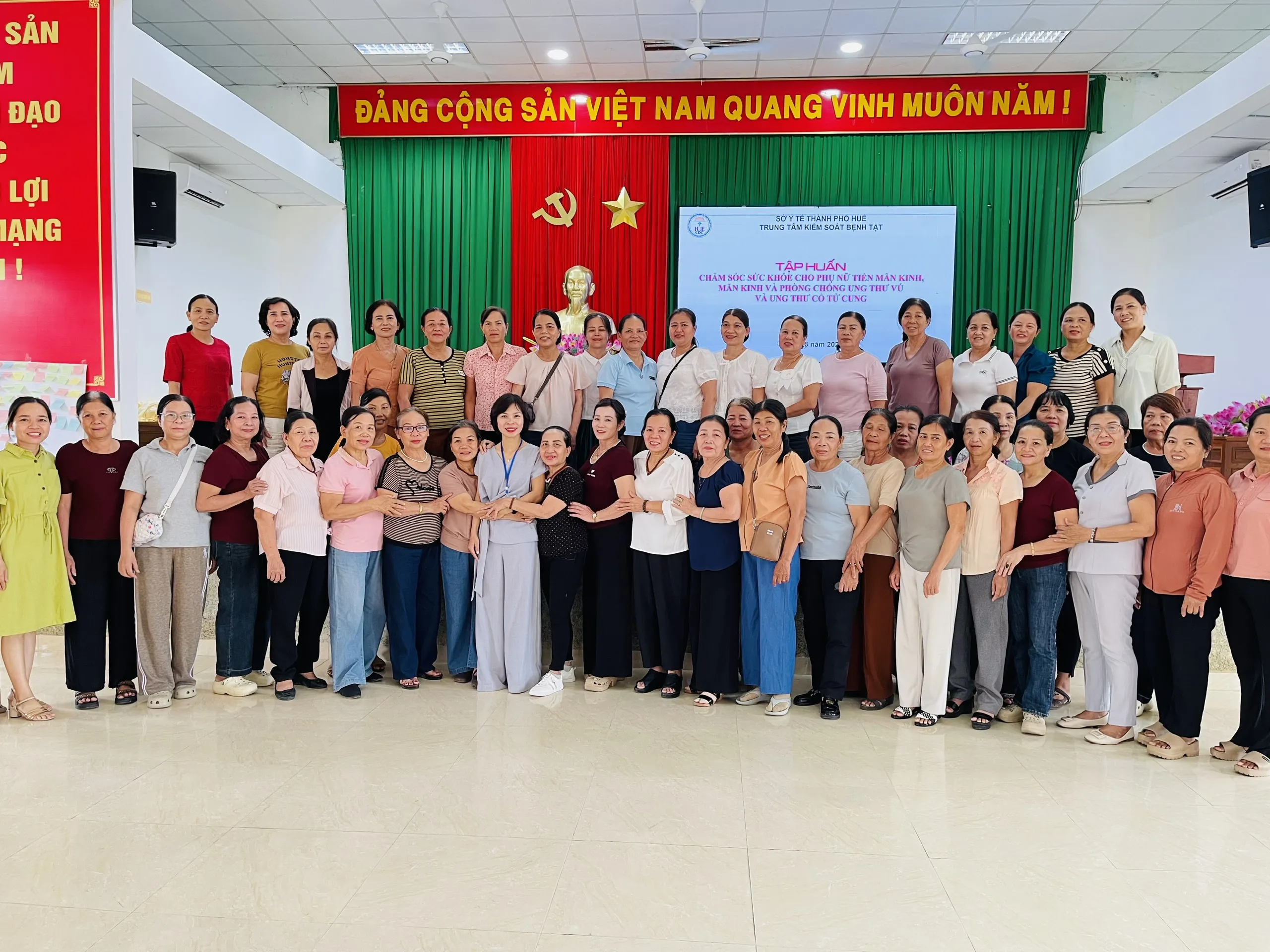 Tập huấn chăm sóc sức khỏe phụ nữ tiền mãn kinh, mãn kinh tại Trạm y tế Dương Nỗ
