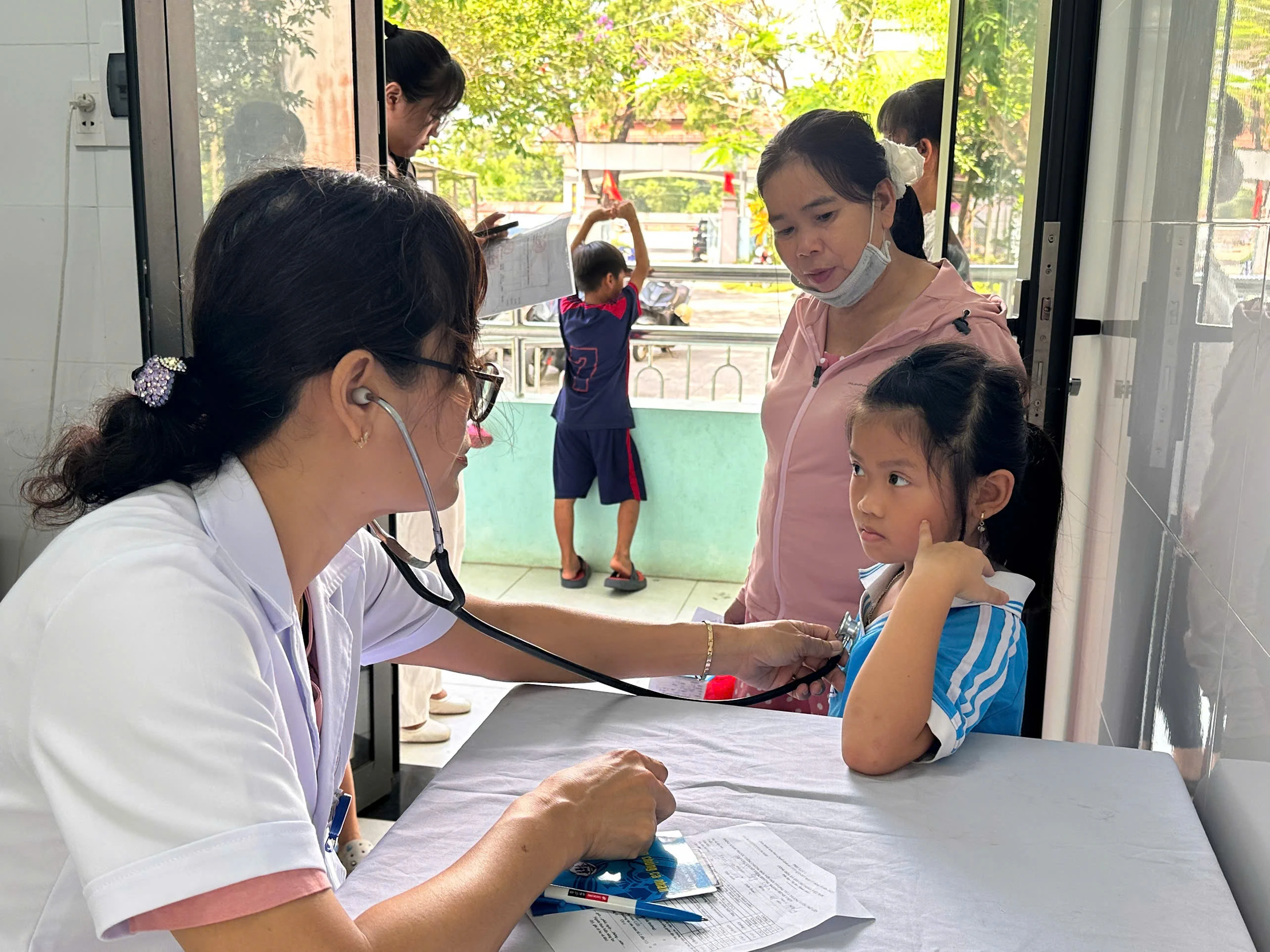 Tổ chức tiêm chủng bù liều cho trẻ nhập học các trường mầm non và tiểu học (lớp 1) tại 40 Trạm Y tế