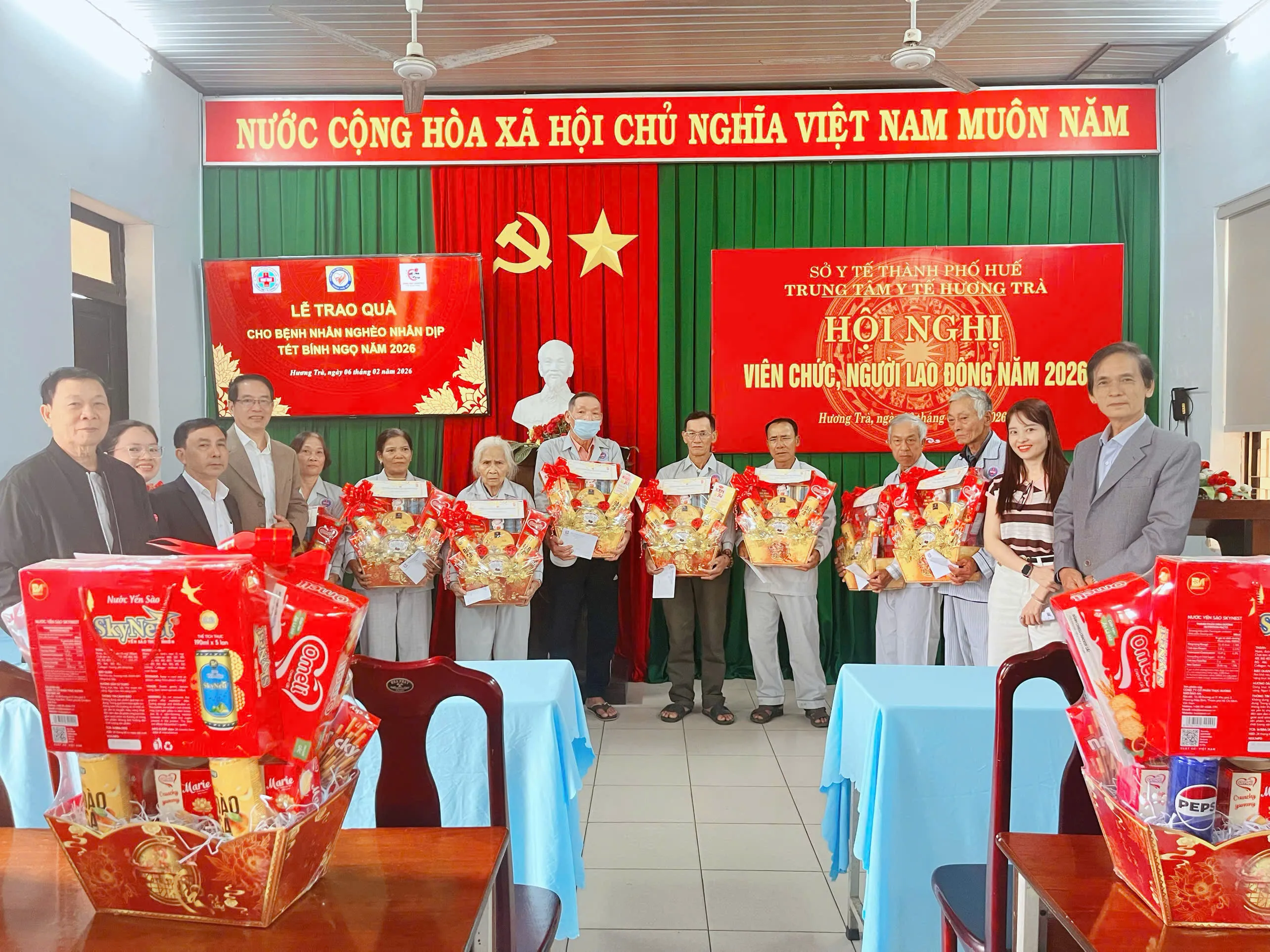 Trao quà Tết cho bệnh nhân có hoàn cảnh khó khăn tại Trung tâm Y tế Hương Trà