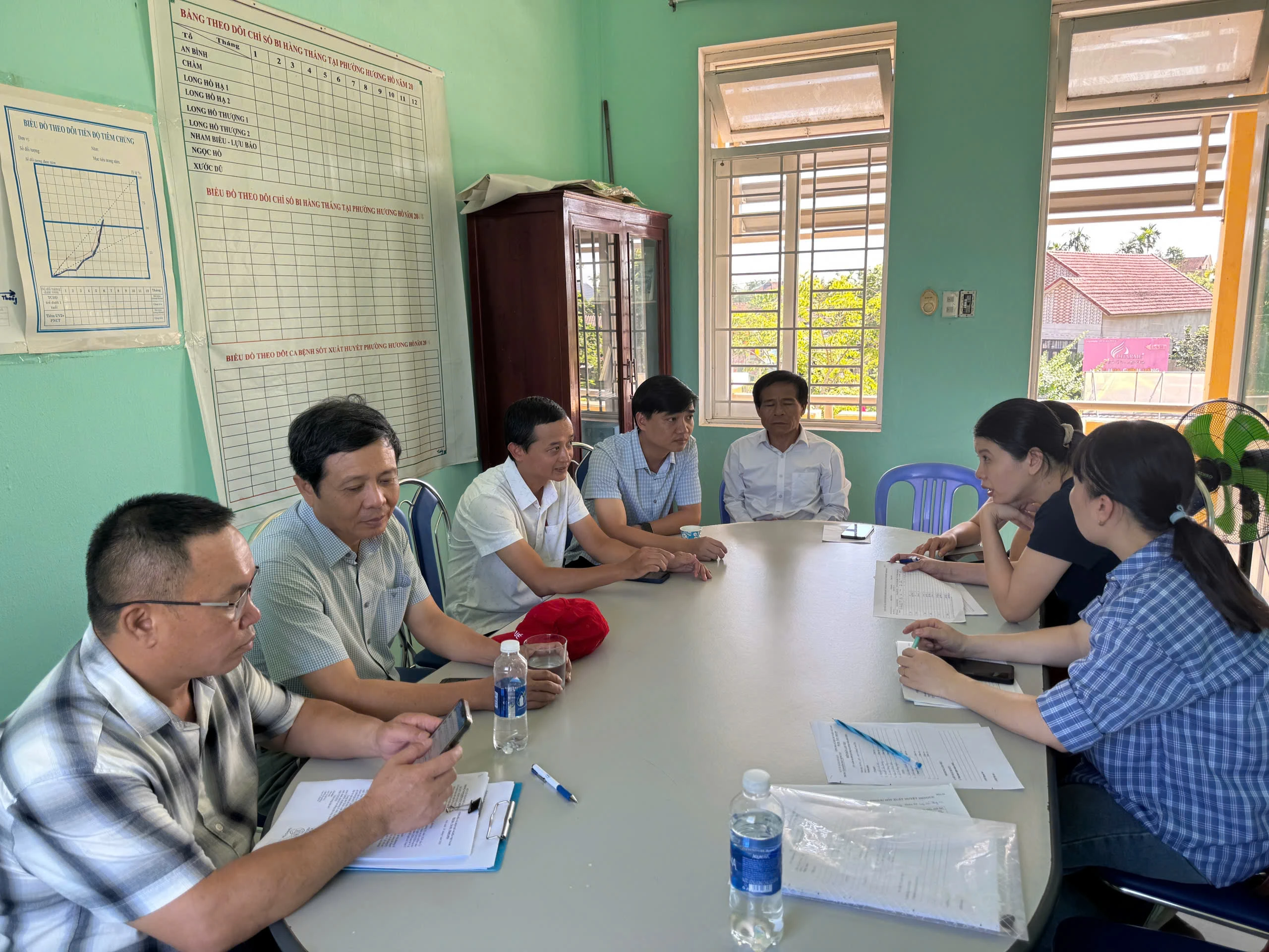 Trung tâm Kiểm soát bệnh tật (CDC) giám sát công tác phòng, chống sốt xuất huyết tại phường Kim Long, TP. Huế.