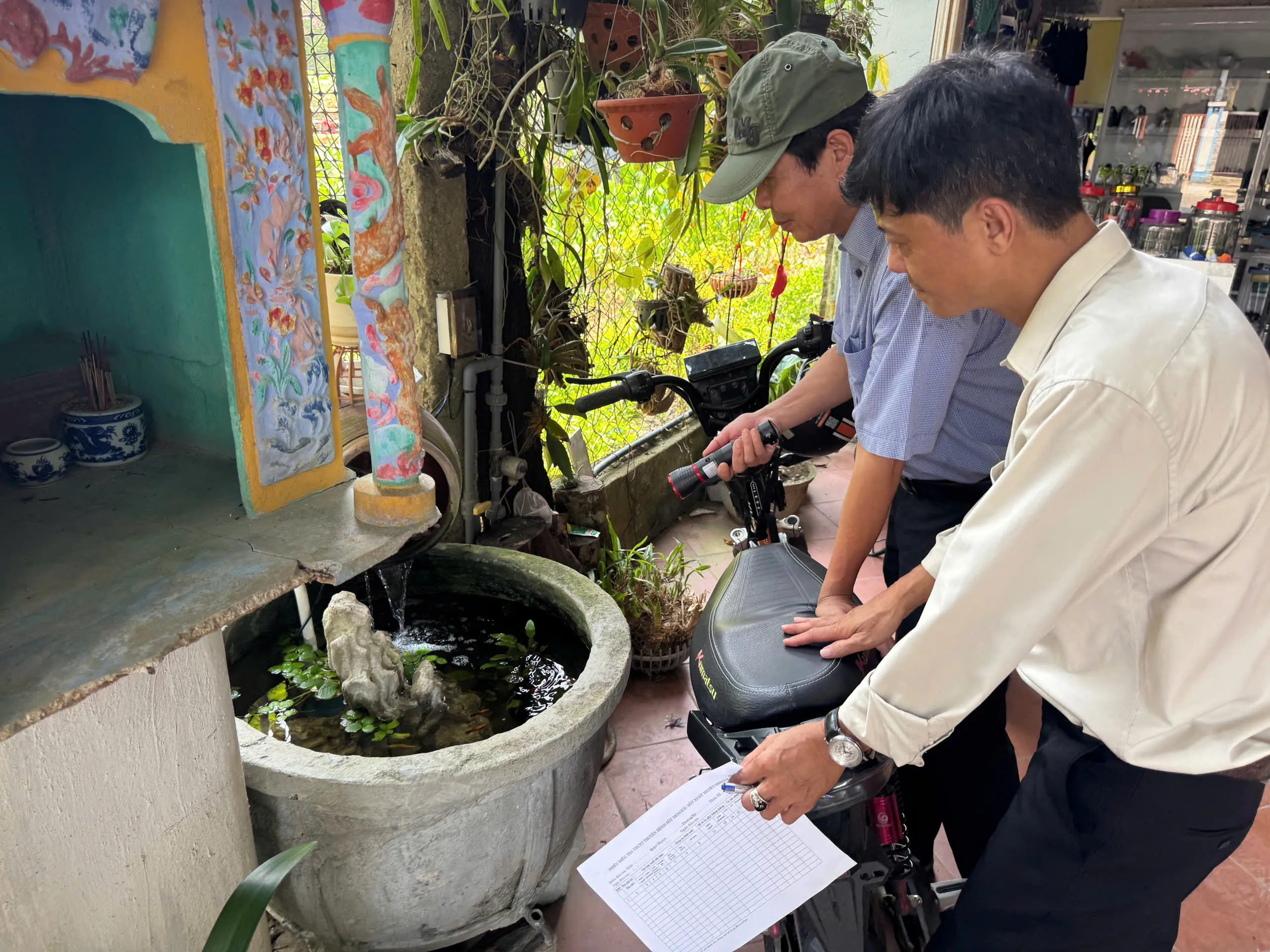 Trung tâm Kiểm soát bệnh tật(CDC) giám sát công tác phòng, chống sốt xuất huyết tại xã Khe Tre, TP. Huế.