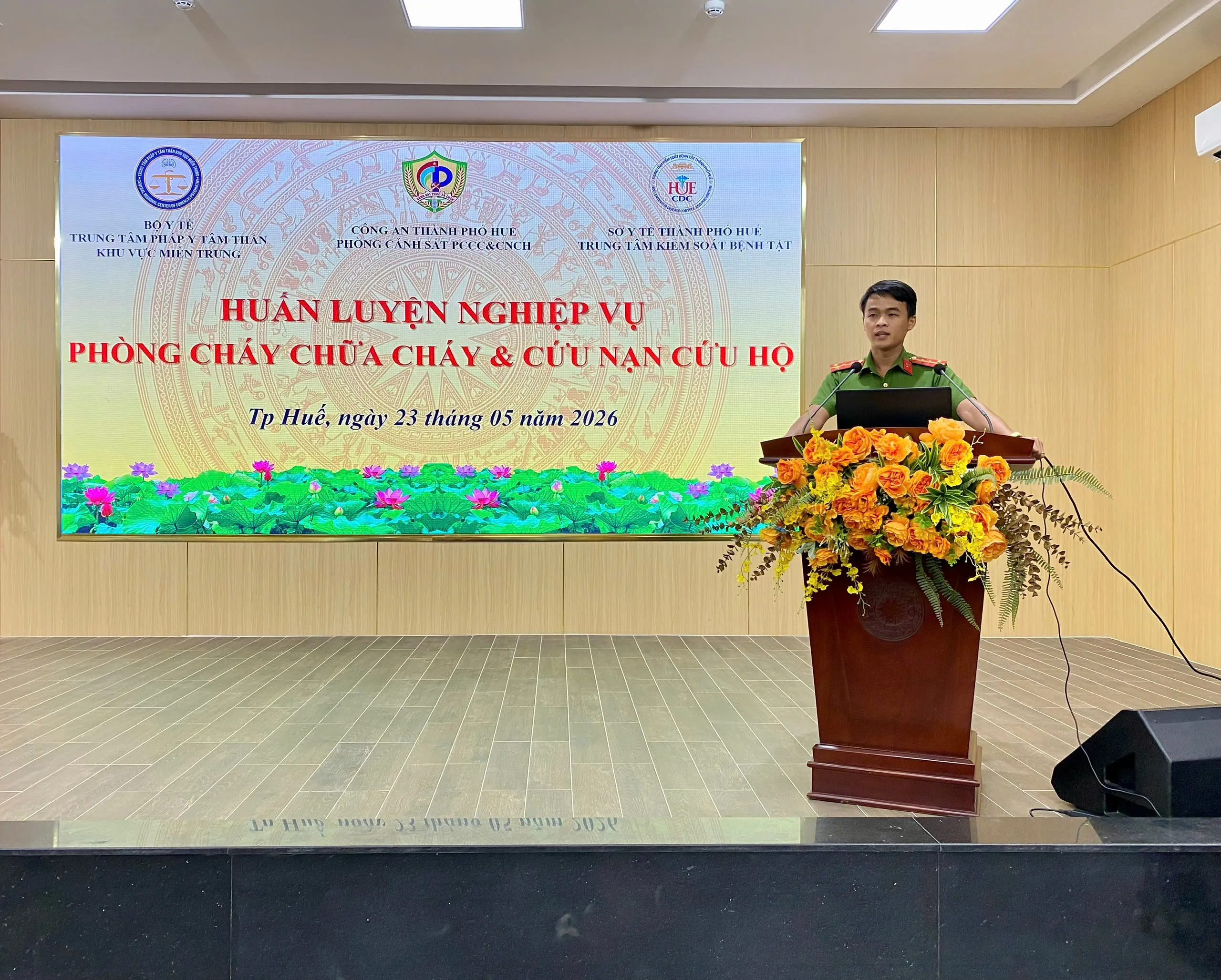 Trung tâm Kiểm soát bệnh tật phối hợp với Phòng cảnh sát PCCC và CNCH - Công an thành phố Huế mở lớp huấn luyện nghiệp vụ về PCCC và CNCH