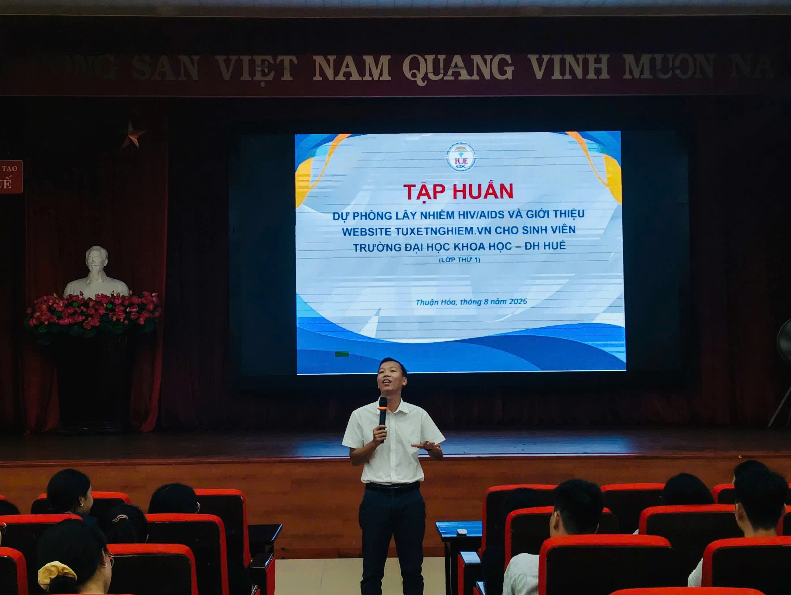 Trung tâm kiểm soát bệnh tật: Tập huấn truyền thông về dự phòng lây nhiễm HIV/AIDS và giới thiệu website: tuxetnghiem.vn tại Trường Đại Học Khoa Học - Đại học Huế ( lớp 1 )