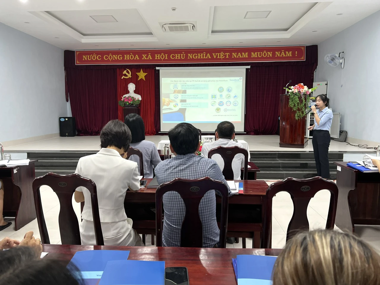 Trung tâm Kiểm soát bệnh tật thành phố Huế làm việc với Ngân hàng VietinBank nhằm trao đổi giải pháp thanh toán khi sử dụng dịch vụ tại Trung tâm