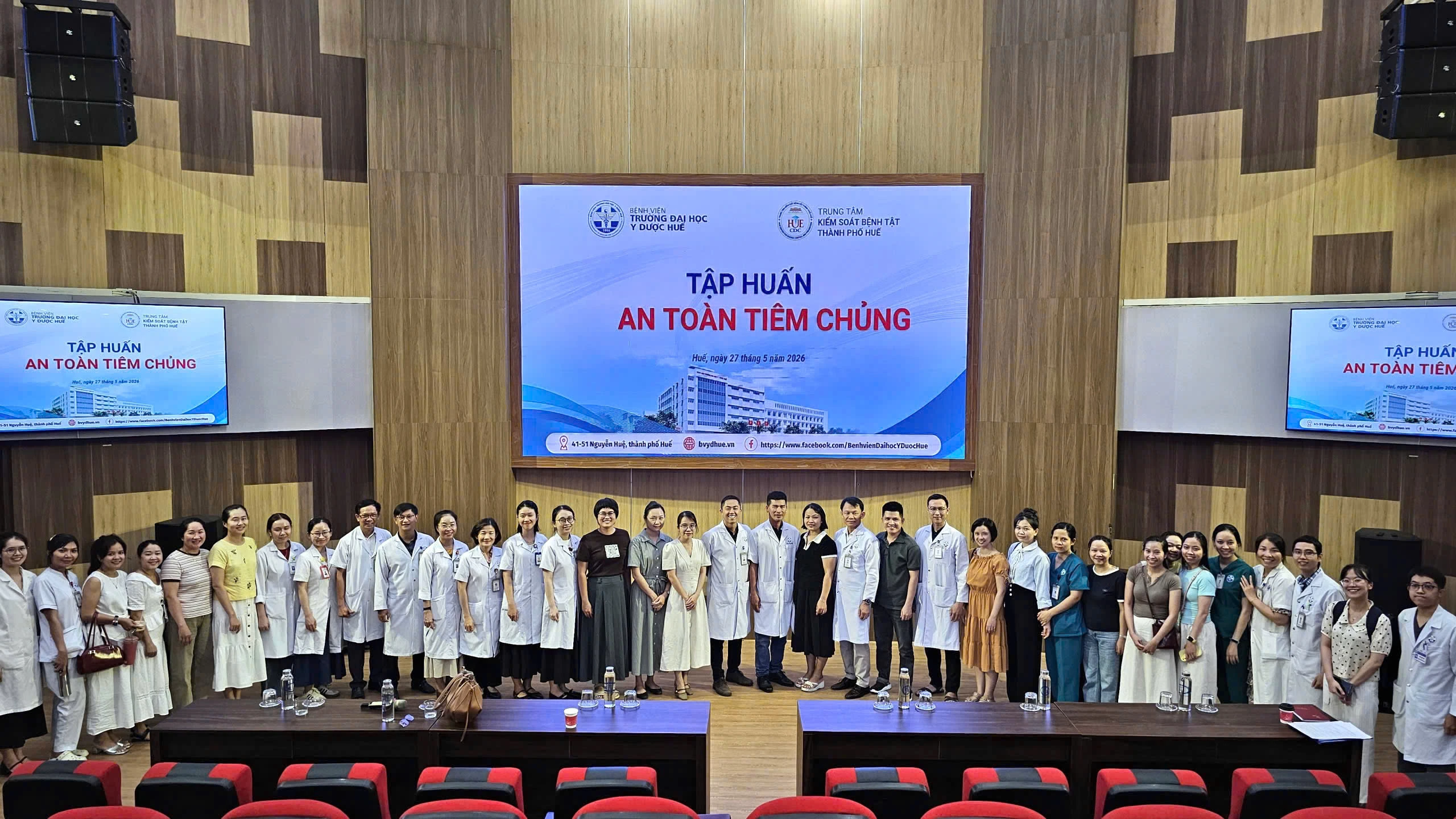 Trung tâm Kiểm soát bệnh tật thành phố Huế phối hợp với Bệnh viện Trường Đại học Y-dược Huế tập huấn “An toàn tiêm chủng” cho 54 cán bộ bệnh viện