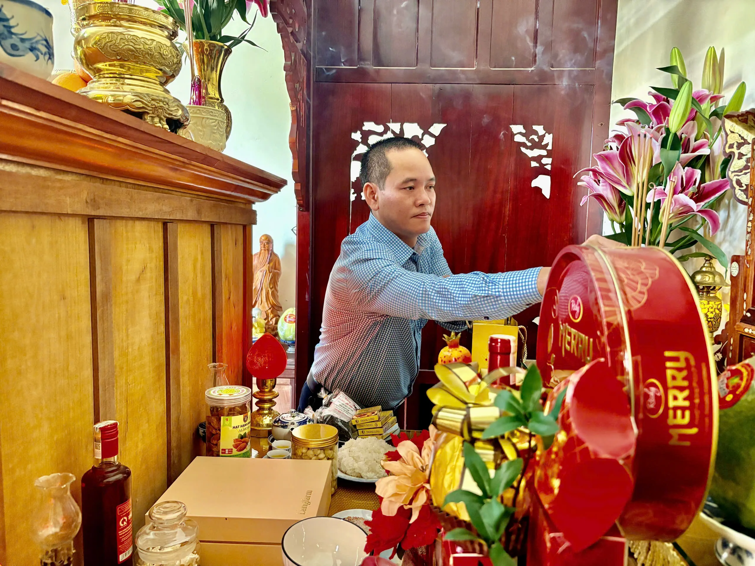 Trung tâm Kiểm soát bệnh tật thành phố Huế thắp hương tri ân cán bộ, viên chức đã mất nhân kỷ niệm 71 năm ngày Thầy thuốc Việt Nam.