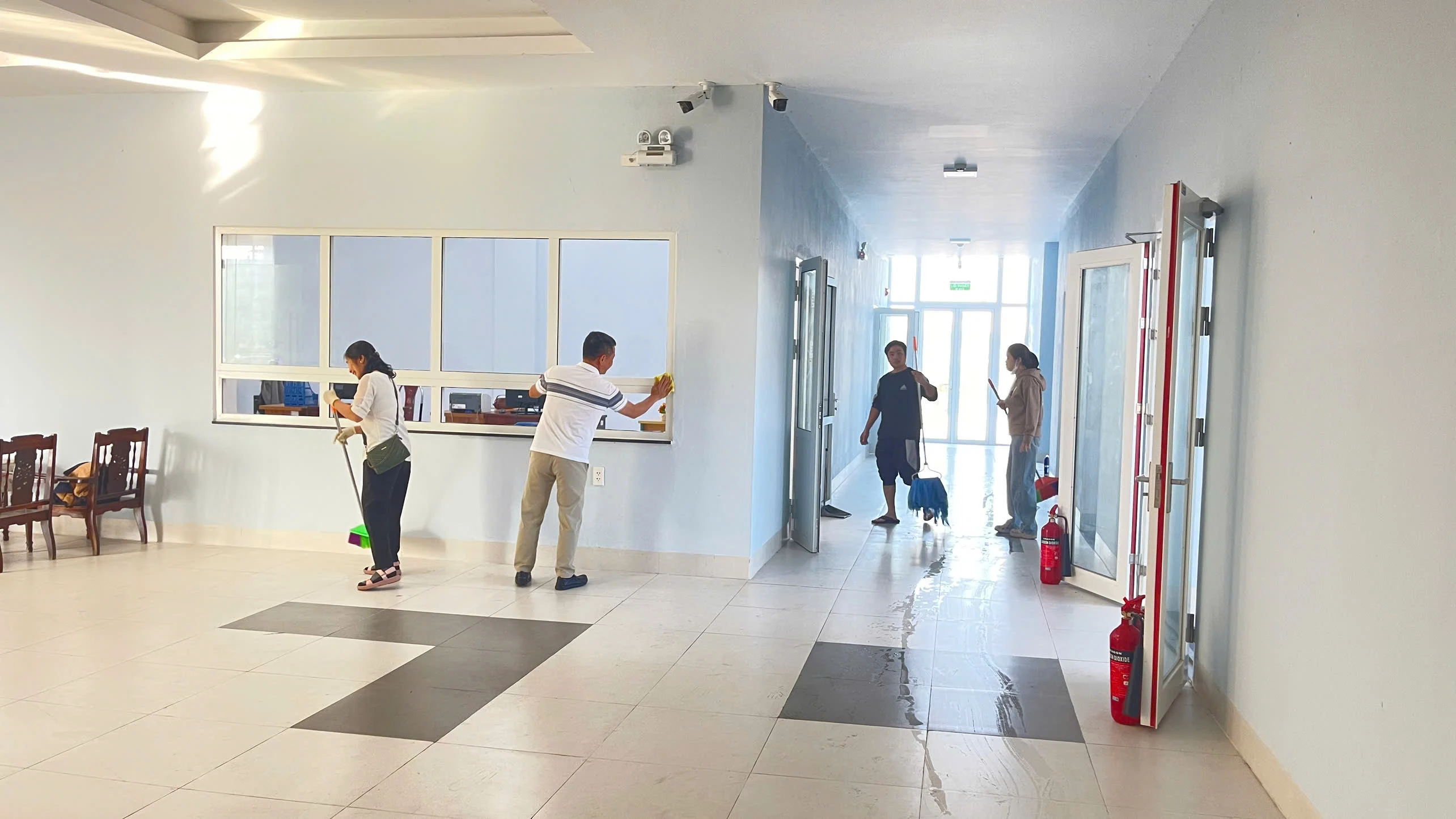 Trung tâm Kiểm soát bệnh tật thành phố Huế tổng dọn vệ sinh môi trường tại trụ sở làm việc mới.