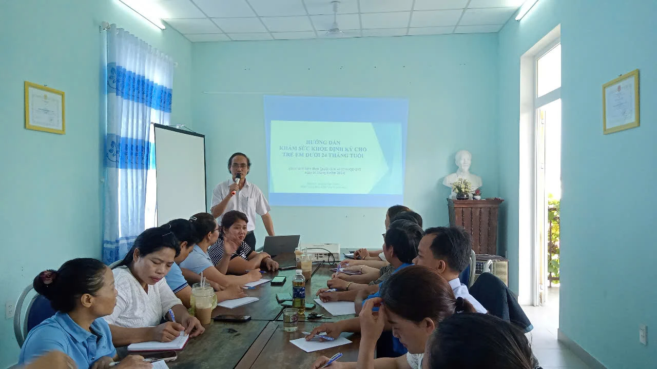 Trung tâm kiểm soát bệnh tật triển khai tập huấn Hướng dẫn khám sức khỏe định cho trẻ em dưới 24 tháng tuổi.