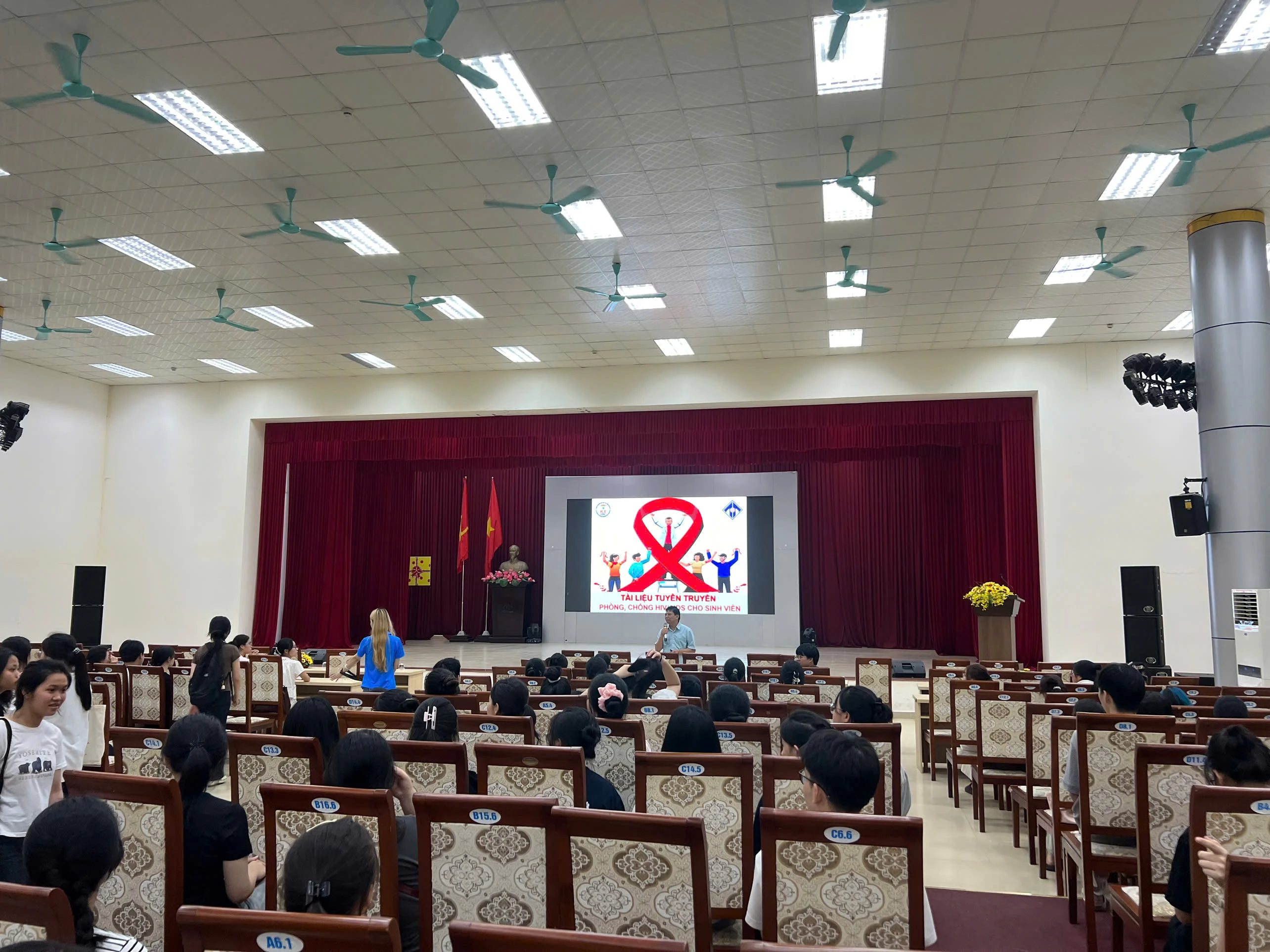 Trung tâm Kiểm soát bệnh tật truyền thông phòng, chống HIV/AIDS cho sinh viên Trường Đại học Ngoại Ngữ Huế