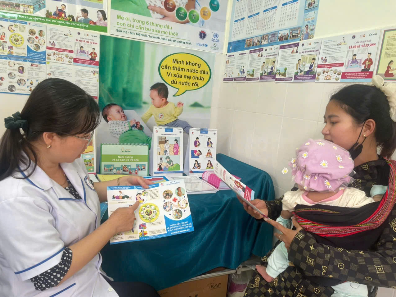 Trung tâm KSBT phối hợp tổ chức tư vấn hướng dẫn chăm sóc dinh dưỡng trong 1000 ngày