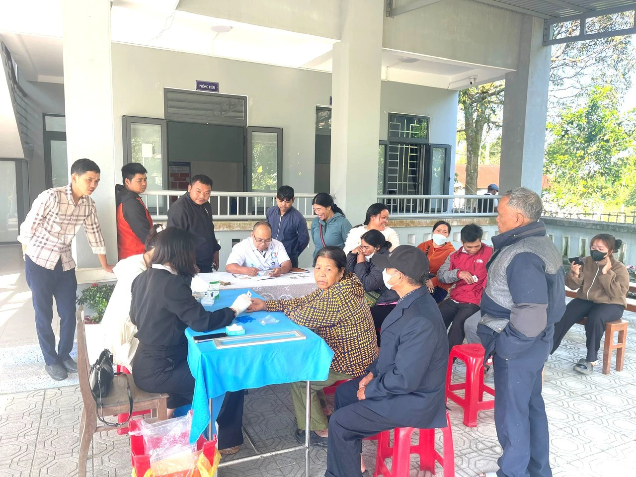 Viện Sốt rét - Ký sinh trùng - Côn trùng Trung ương phối hợp Trung tâm Kiểm soát bệnh tật thành phố Huế (CDC) điều tra, lấy mẫu máu đầu ngón tay xét nghiệm phát hiện ca mắc sốt rét tại A Lưới